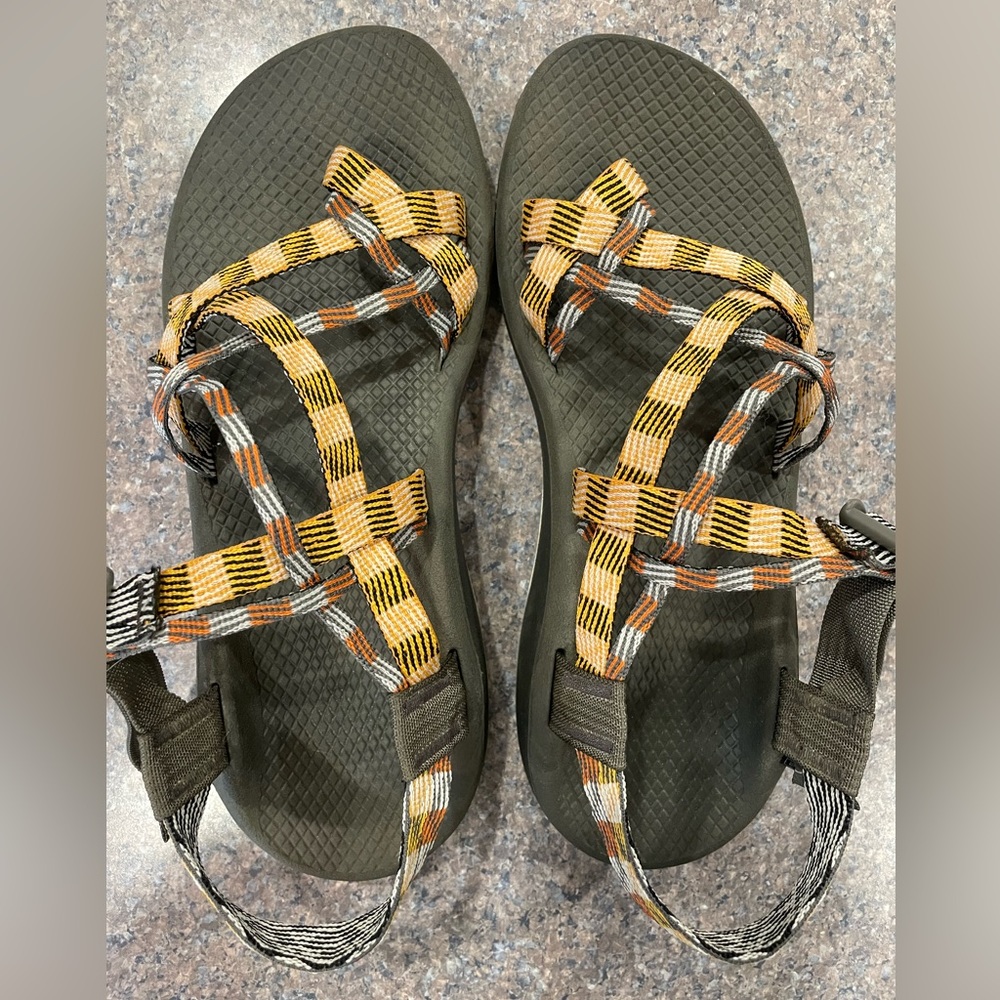 SIZE 10 WOMENS CHACOS